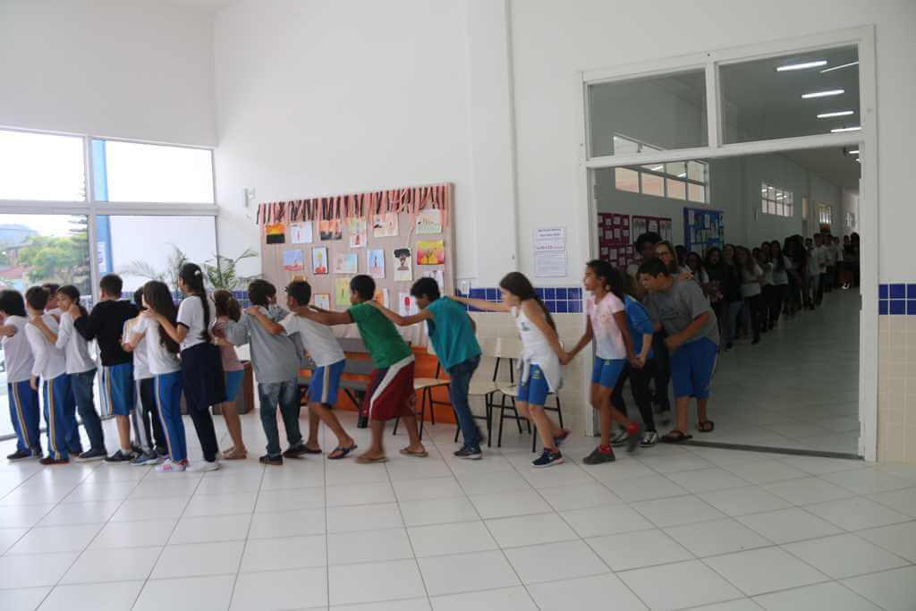 Estudantes participam de simulação de evacuação em caso de incêndio