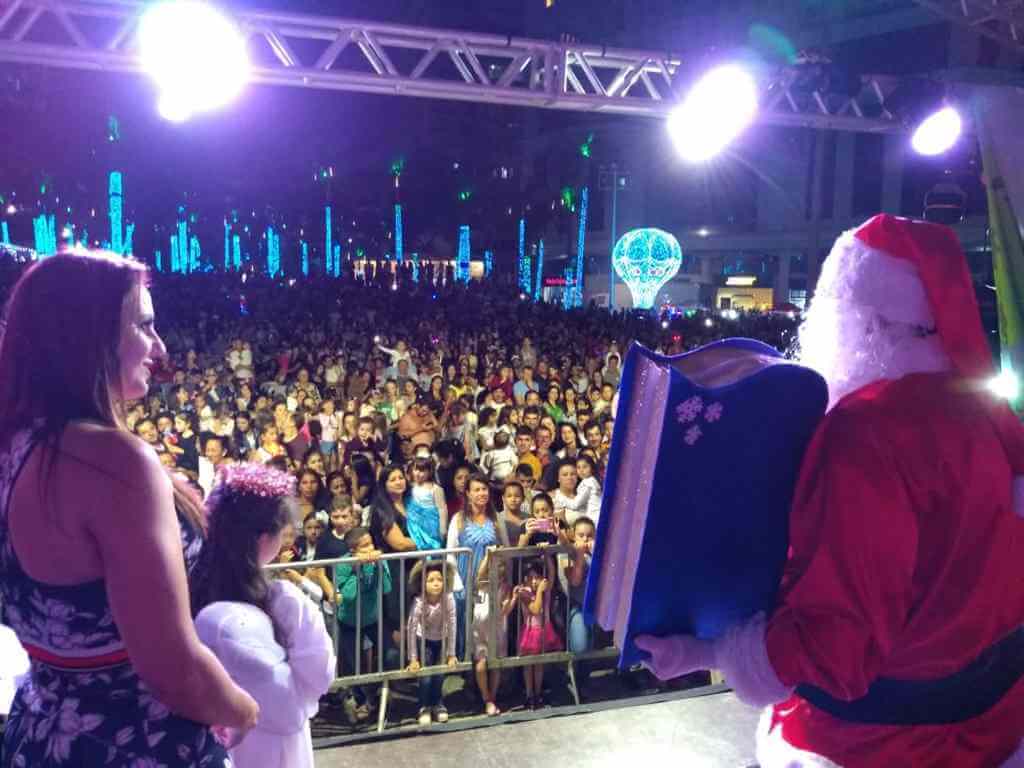 Abertura do Natal Itapema lota Praça da Paz em Itapema