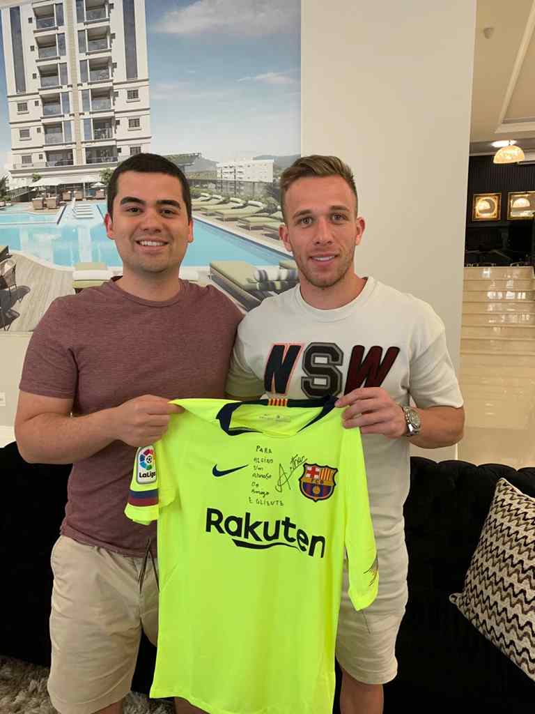 Alcino Pasqualotto e o volante do Barcelo Arthur, de férias pela região - Foto: Divulgação