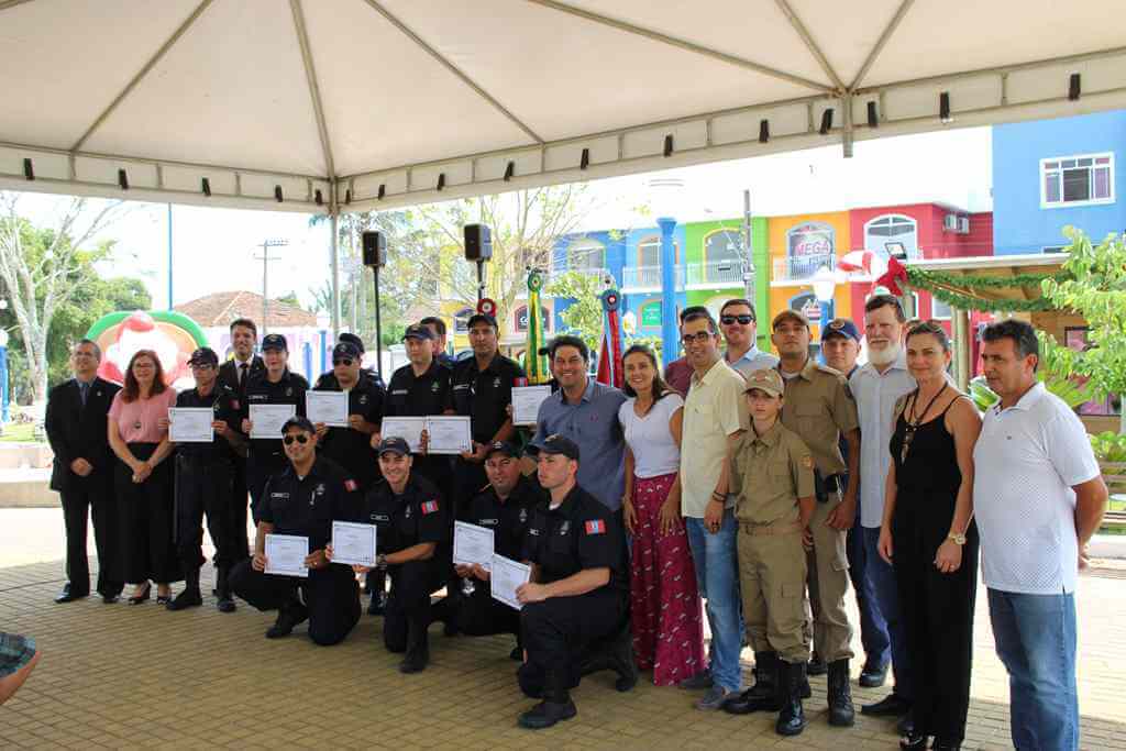 PORTO BELO - Guardas Municipais recebem certificado em Porto Belo