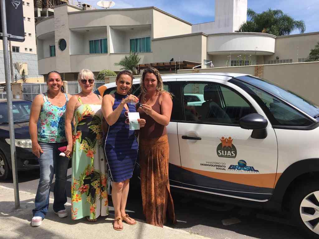 Prefeita Nilza Simas entrega carro para APAE