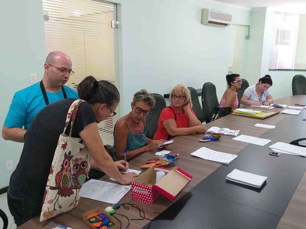 Artesãos de Itapema fazem cadastro para Carteirinha Nacional na AMFRI