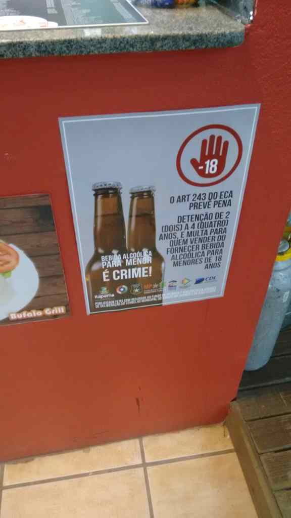 Comércios recebem cartazes para alertar sobre a proibição da venda de bebidas alcoólicas para menores de idade