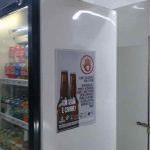 Comércios recebem cartazes para alertar sobre a proibição da venda de bebidas alcoólicas para menores de idade