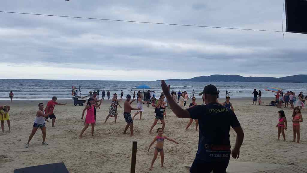 Orla da Praia Central e da Meia Praia tem aulas de ritmos e zumba gratuitas