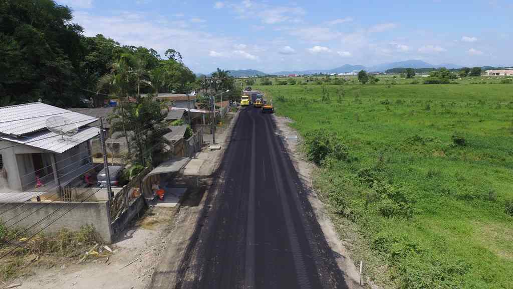 PORTO BELO - Porto Belo inicia colocação do asfalto no Alto Perequê