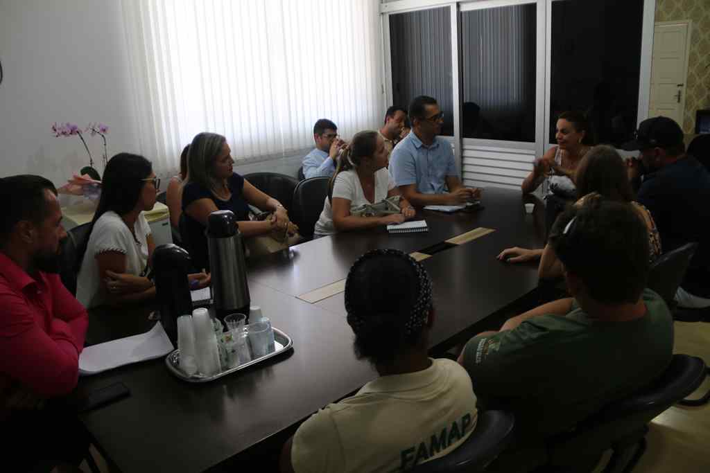 Prefeita Nilza Simas recebe representantes de Porto Belo