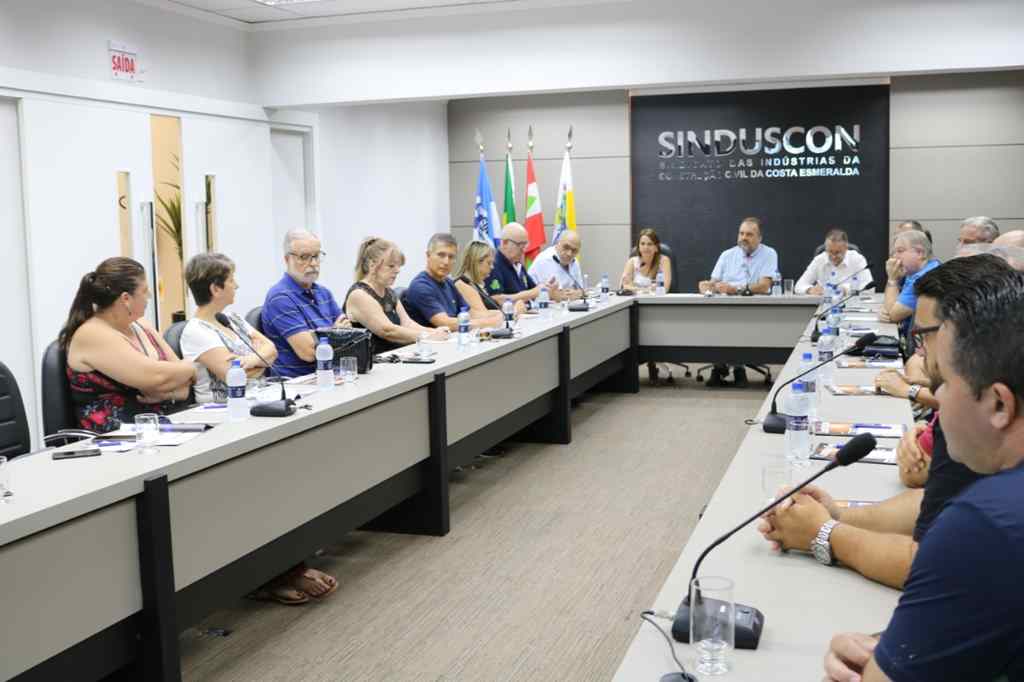 Prefeita Nilza Simas se reúne com entidades para solucionar problema do esgoto