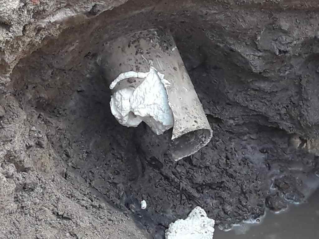 Vigilância Sanitária e Obras lacram despejo irregular de esgoto