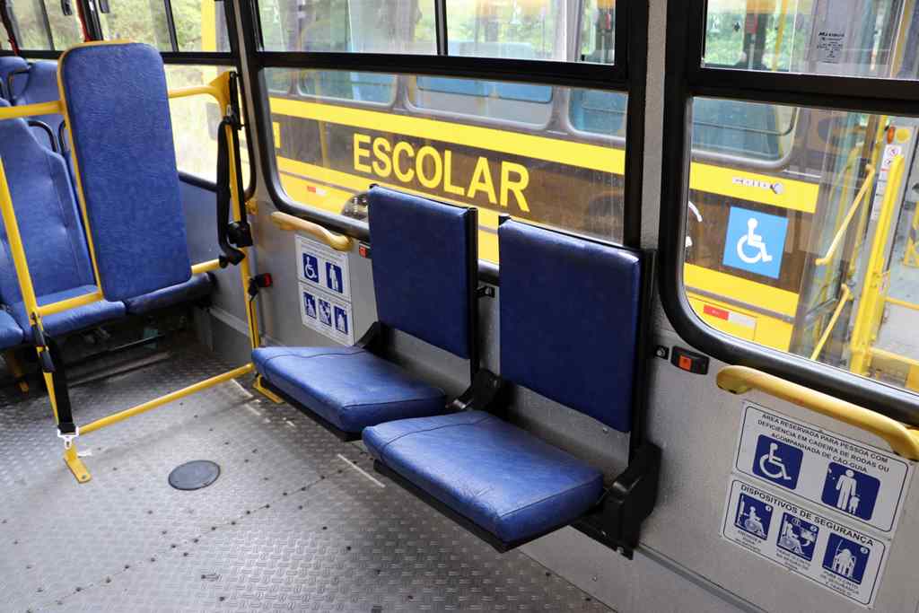 BOMBINHAS - Ano Letivo começa com ônibus escolares reformados - Foto: Manuel Caetano