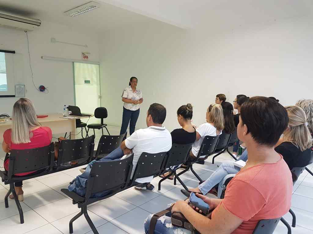 Enfermeiros participam de capacitação sobre tratamento de feridas