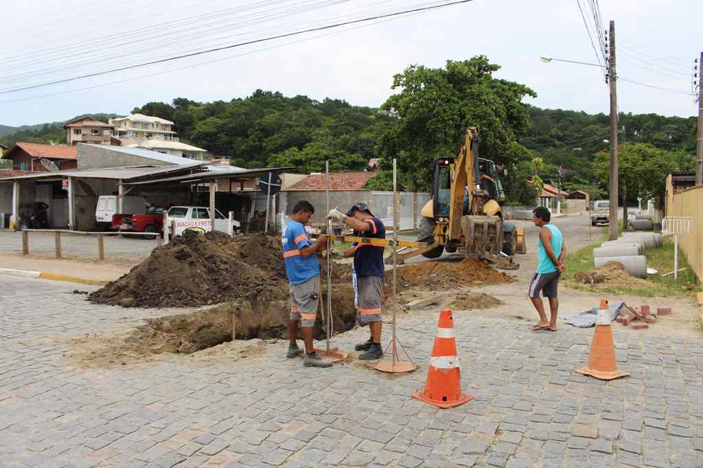 PORTO BELO - Porto Belo realiza manutenção em tubulação do centro