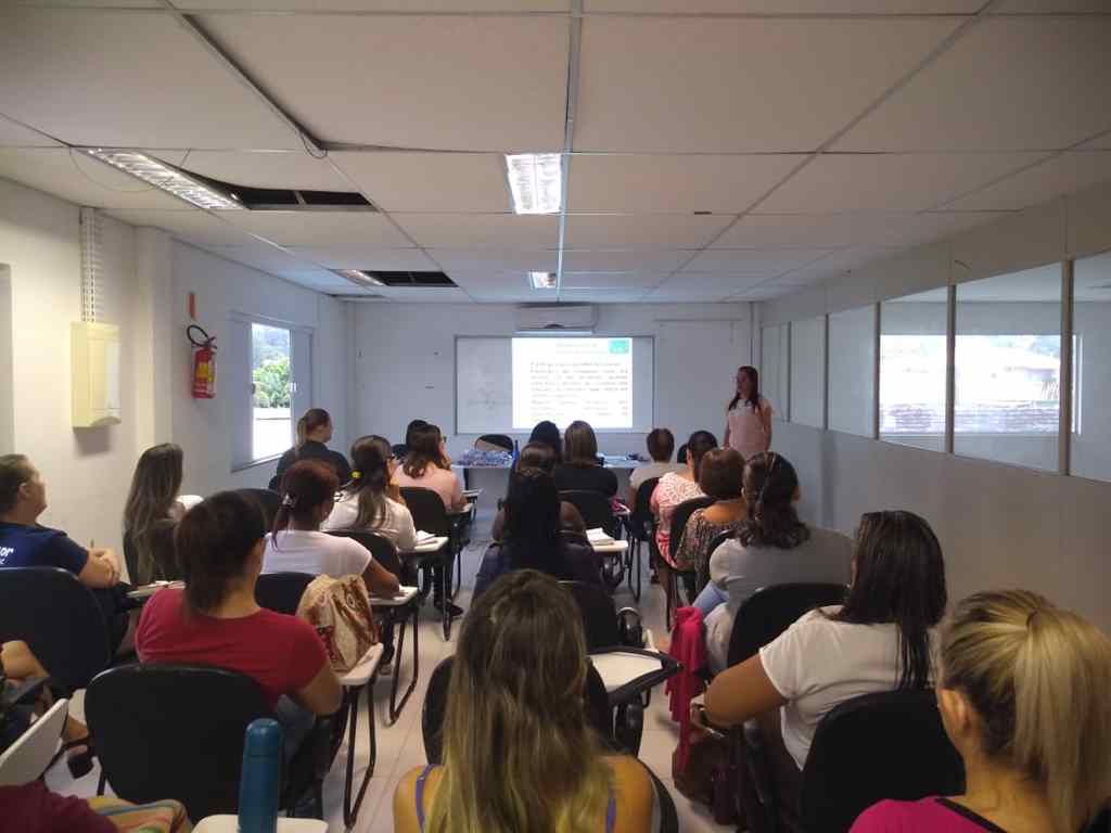 PORTO BELO - Profissionais debatem Educação Inclusiva em Porto Belo