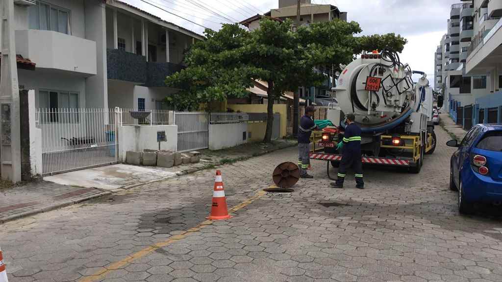 BOMBINHAS - Elevatórias de Esgoto recebem limpeza preventiva - Foto: Assessoria de Comunicação/Águas de Bombinhas