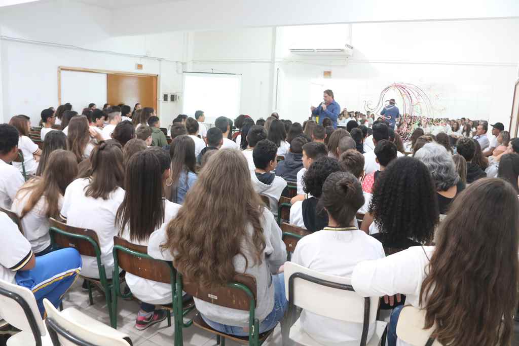 Escola Maria Linhares de Souza promove orientações aos alunos