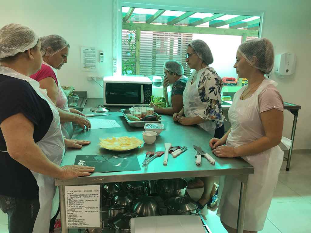 Merendeiras da Rede Municipal de Educação recebem capacitação