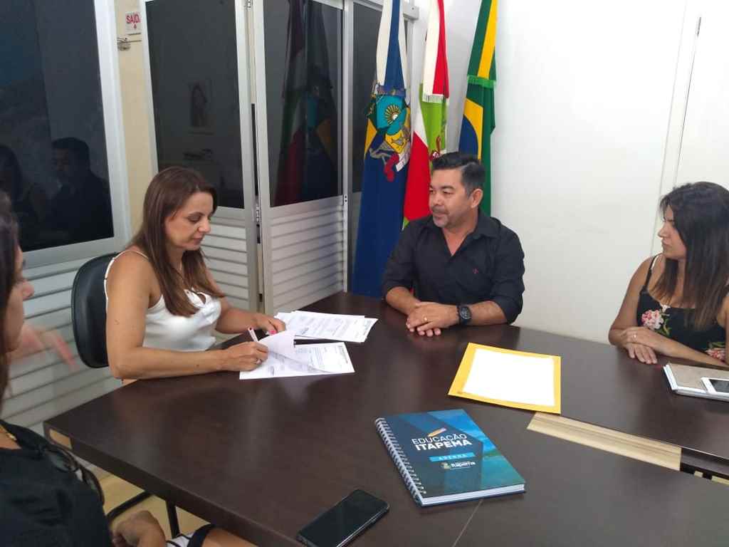 Prefeita Nilza Simas assina convênio com Estado para recurso do transporte escolar