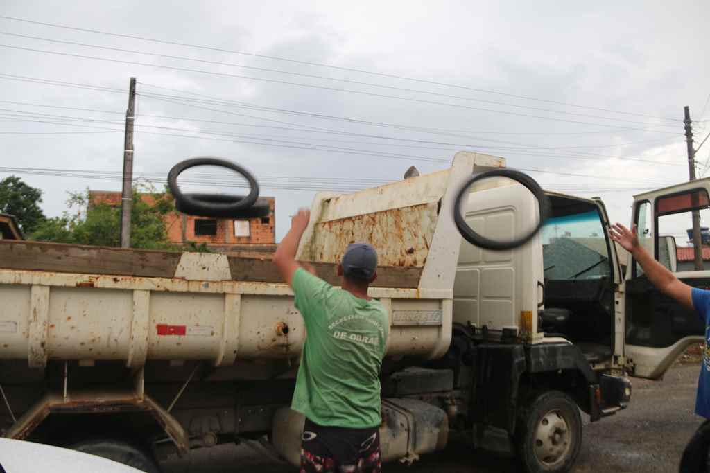 Operação desmantela acúmulo irregular de pneus em Itapema