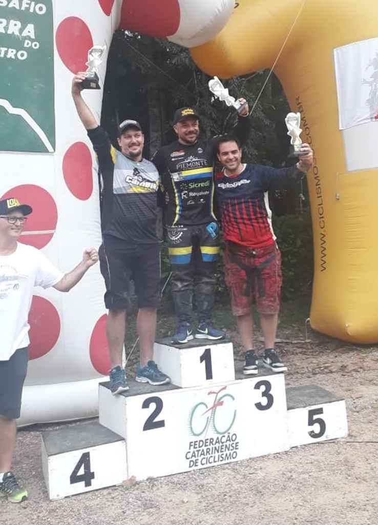Thiago Custódio e Raphael Konig vencem no Meeting Verão de Downhill