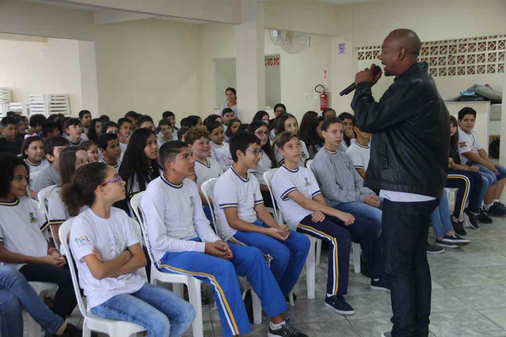 Educador Social inspira alunos de Itapema com história de perseverança e superação