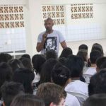 Educador Social inspira alunos de Itapema com história de perseverança e superação