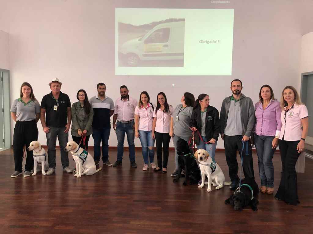 PORTO BELO - Alunos de Porto Belo participam de palestra sobre bullying e conhecem cães-guias