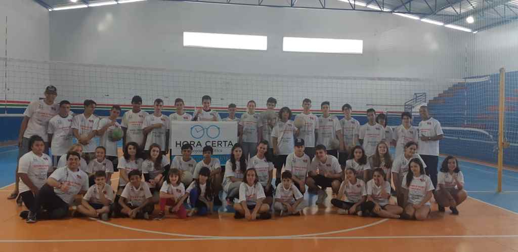 PORTO BELO - Alunos do voleibol recebem camisetas para uniforme em Porto Belo