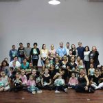 PORTO BELO - Bailarinas recebem doação de empresa em Porto Belo