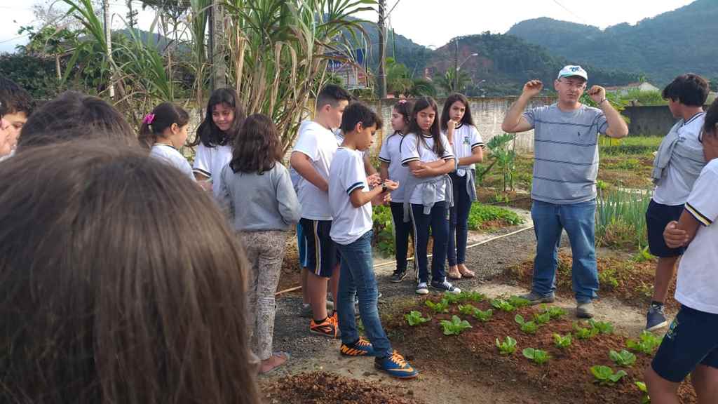 Alunos da Rede Municipal conhecem projeto Horta Comunitária e Familiar