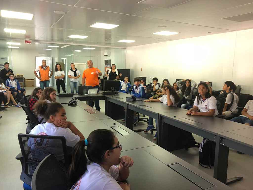 Estudantes da Escola Luiz Francisco Vieira visitam Centro Estadual de Gerenciamento de Riscos e Desastres