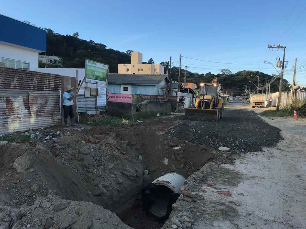 Iniciada implantação da drenagem pluvial na Rua 406H