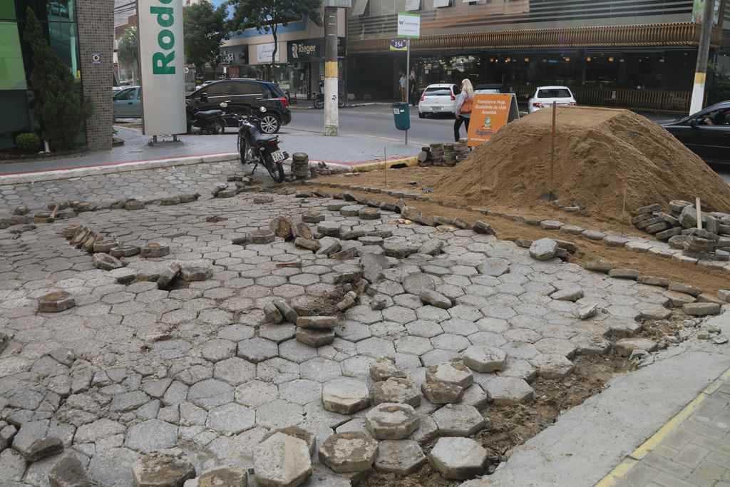 Obras de recuperação do calçamento em lajotas iniciam na Rua 254