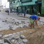 Obras de recuperação do calçamento em lajotas iniciam na Rua 254