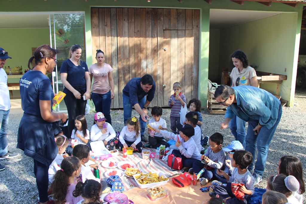 PORTO BELO - Alunos do NDI Lauro Prado visitam Horto Municipal