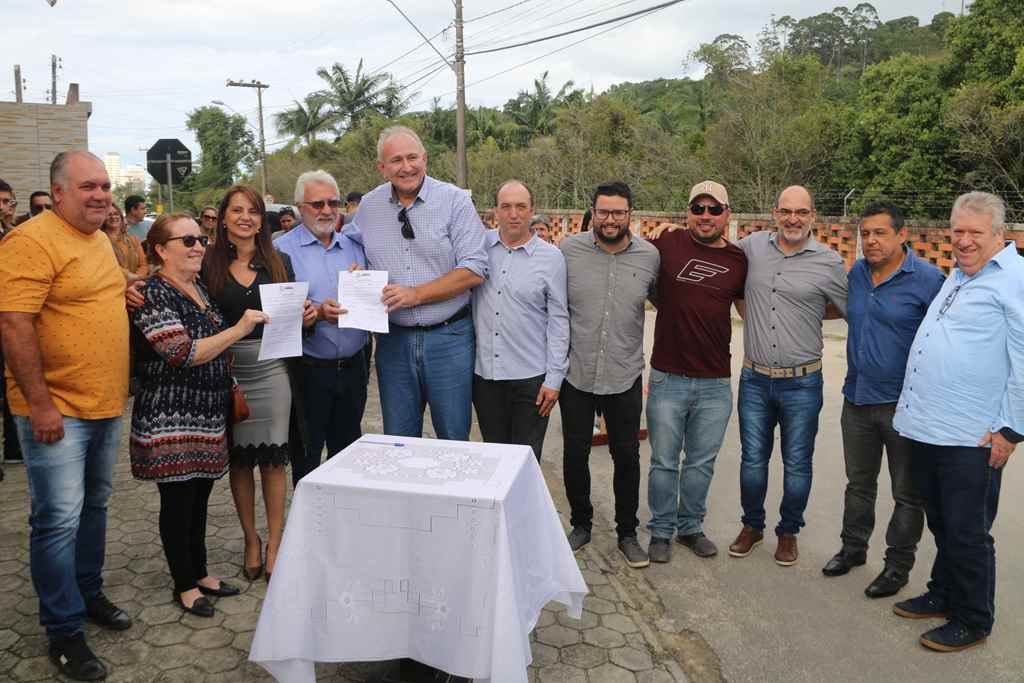 Prefeita Nilza Simas assina ordem de serviço para pavimentação das ruas 706 e 700