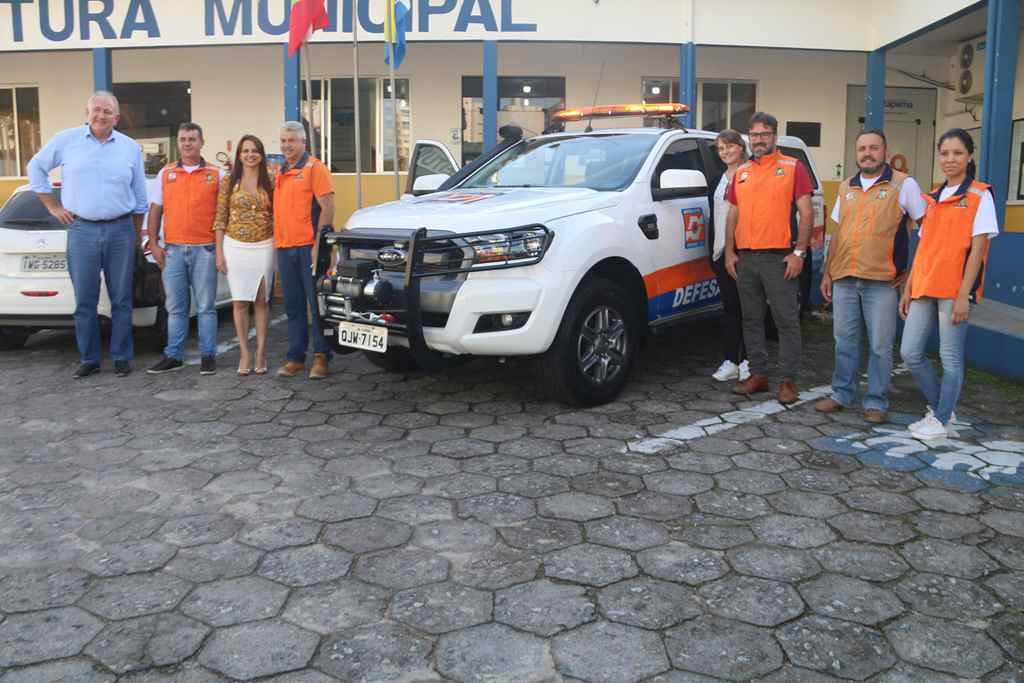 Prefeita Nilza Simas entrega nova viatura para a Defesa Civil