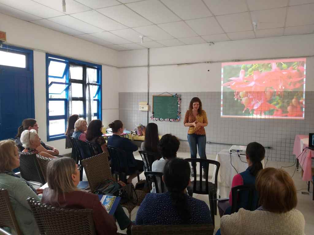 Encontro reúne mensalmente mulheres na Biblioteca Municipal