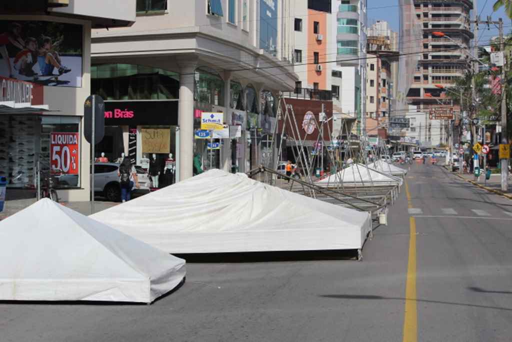 Iniciada a montagem da estrutura do Arraiá Solidário