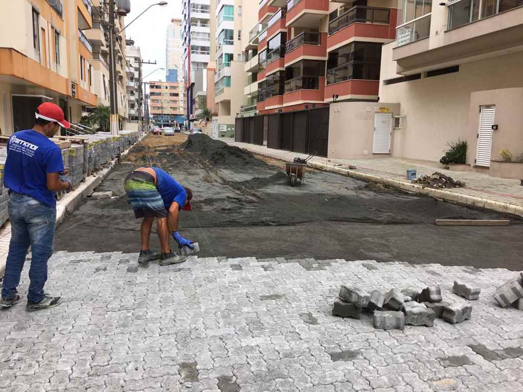 Obras de recuperação do calçamento continuam no Bairro Meia Praia