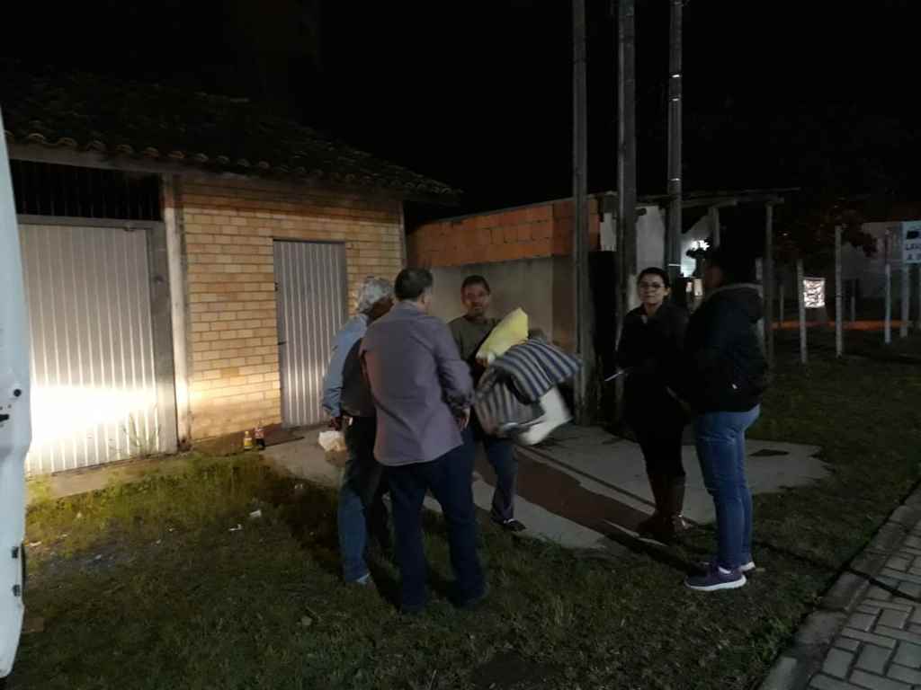 PORTO BELO - Porto Belo entrega roupas e cobertores à pessoas em situação de rua