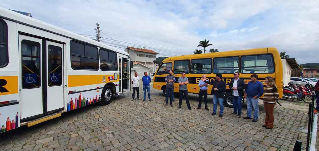 Porto Belo recebe dois ônibus para transporte de alunos