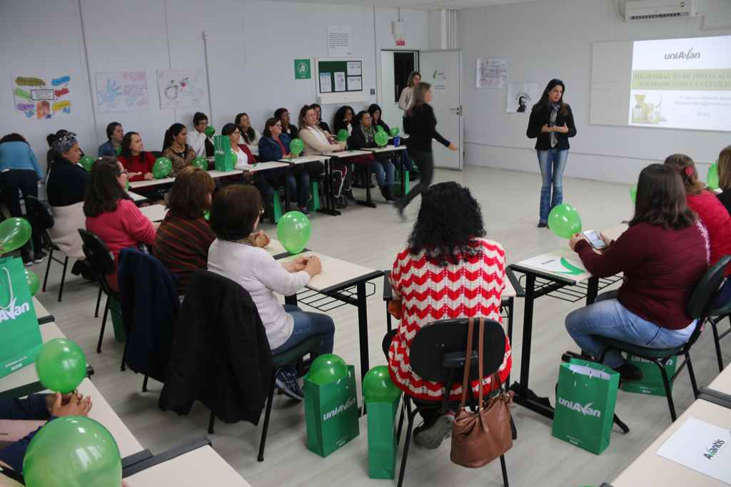 Rede Municipal de Ensino realiza formação para auxiliares de apoio