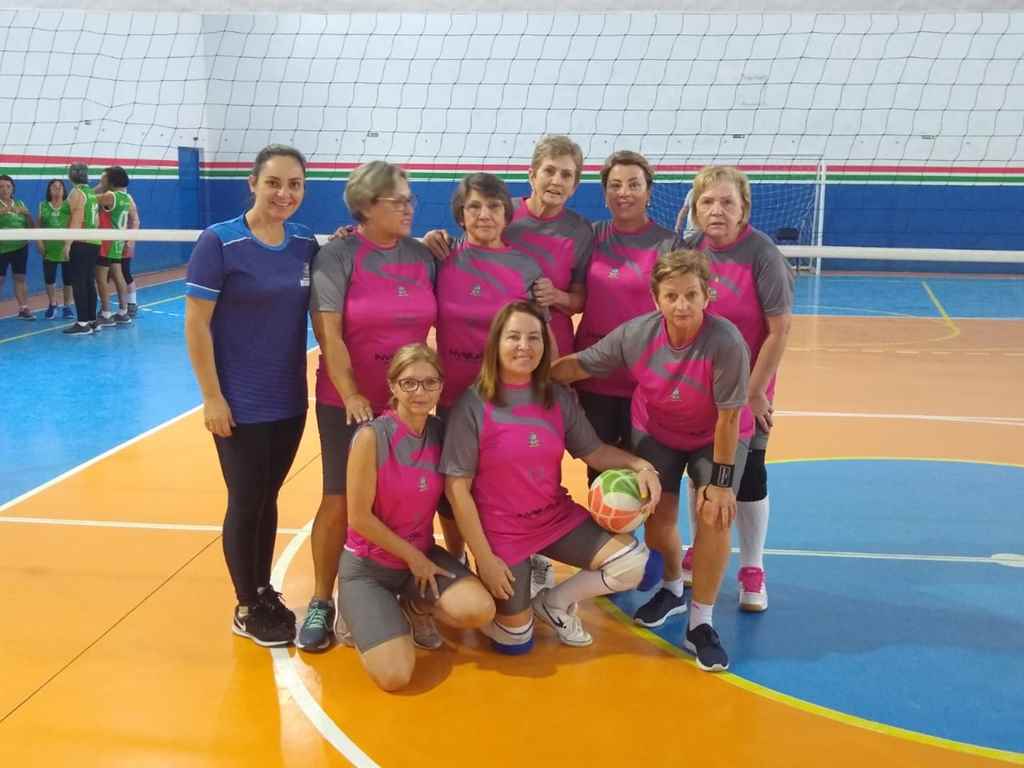 Voleibol da terceira idade participa de etapa estadual