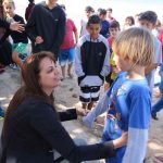 Alunos das escolinha de surf recebem novos uniformes