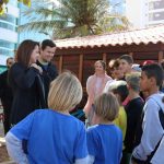 Alunos das escolinha de surf recebem novos uniformes