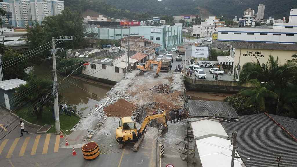 Iniciada demolição da antiga estrutura para a construção da nova ponte do bairro Centro