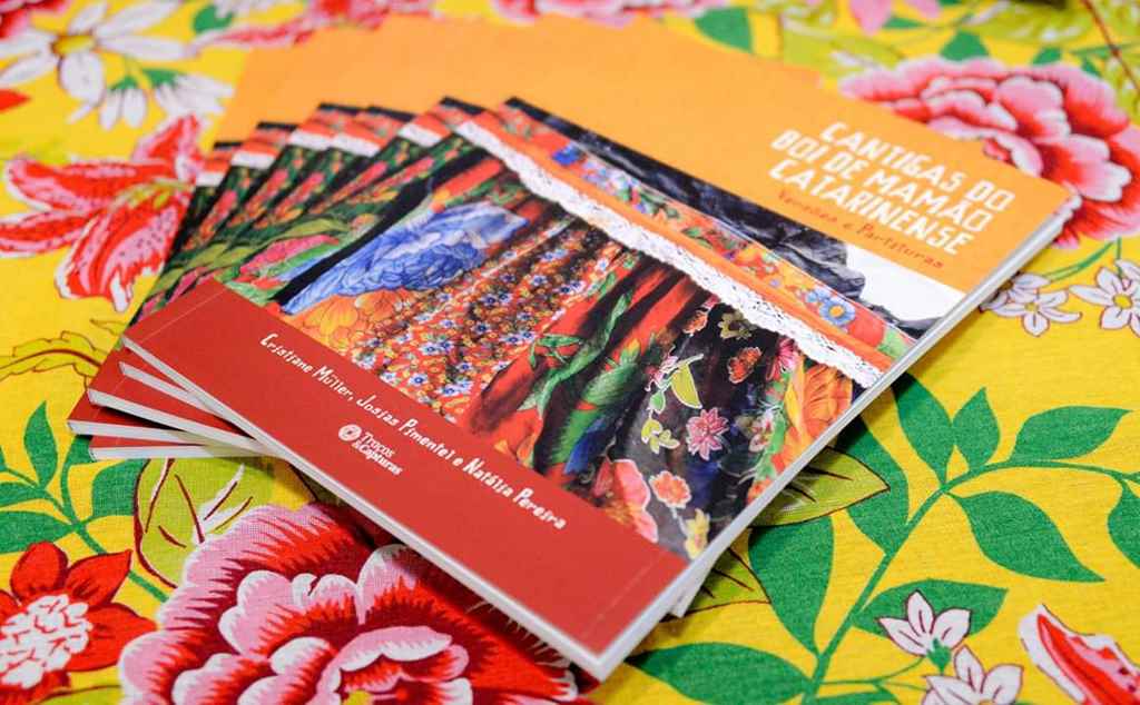 Livro retrata a tradição do boi de mamão em Itapema