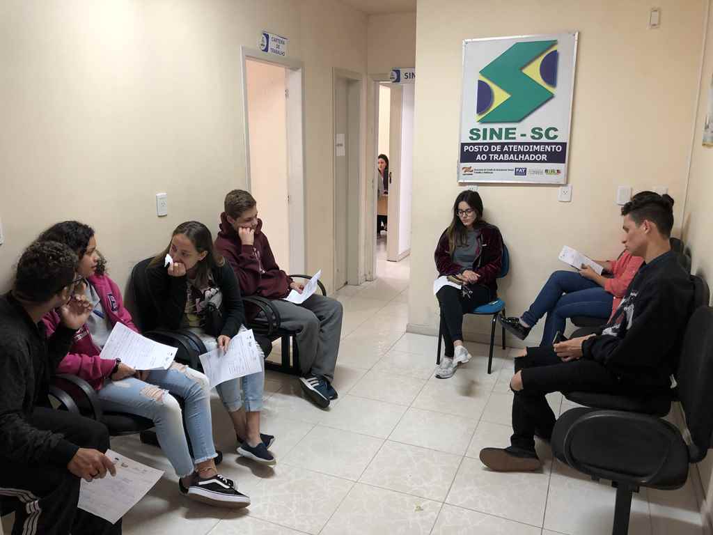 Mais de 100 jovens participam de seletiva para curso de Turismo e hotelaria