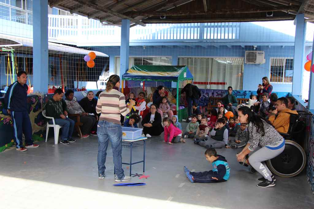 PORTO BELO - Alunos do NDI Augusto Bayer visitam APAE em Porto Belo