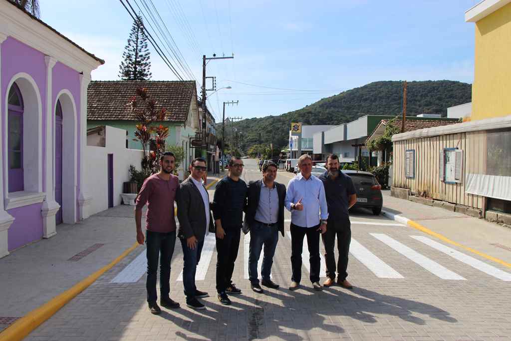 PORTO BELO - Dário Berger visita Porto Belo para entrega de pavimentação e ônibus